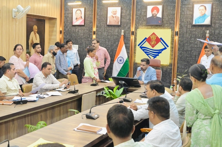 अतिक्रमण, अवैध निर्माण और आपदा से जुड़े मामलों पर डीएम का कड़ा रूख, अधिकारियों दिए सख्त निर्देश
