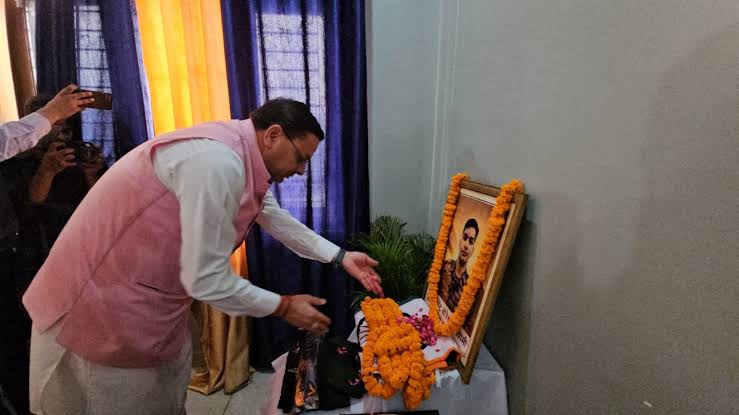  मुख्यमंत्री ने बलिदानी लेफ्टिनेंट बीरेश्वर गोस्वामी के परिजनों से की भेंट, दी श्रद्धांजलि