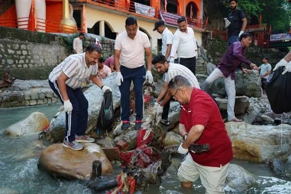  टपकेश्वर मंदिर व तमसा नदी में चला स्वच्छता अभियान, मंत्री ने दिया जनभागीदारी का संदेश