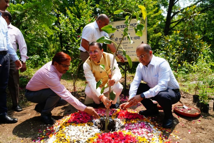  मुख्यमंत्री आवास में बनेगा 3-बी गार्डन, कृष्णा वट का पौधा लगाकर धामी ने किया शुभारंभ