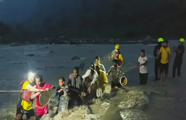  संतला देवी मंदिर के पास उफनती नदी के बीच टापू पर फंसे सात लोग, सुरक्षित रेस्क्यू