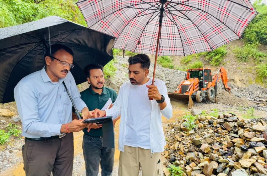  भारी बारिश के बीच ग्राउंड जीरो पर उतरे डीएम