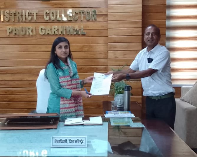  बाहरी श्रमिकों की मनमानी मजदूरी पर रोक की मांग, ग्राम प्रधानों ने डीएम को सौंपा ज्ञापन