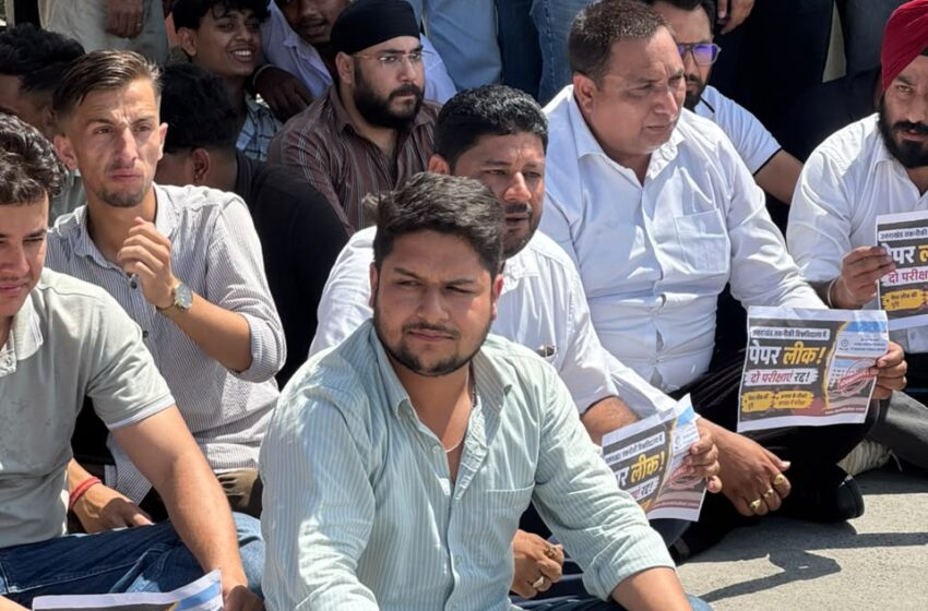  पूर्व छात्र संघ अध्यक्ष सिद्धार्थ अग्रवाल की अगुवाई में छात्रों ने किया वीर माधो सिंह भंडारी उत्तराखंड प्रौद्योगिकी विश्वविद्यालय में प्रदर्शन