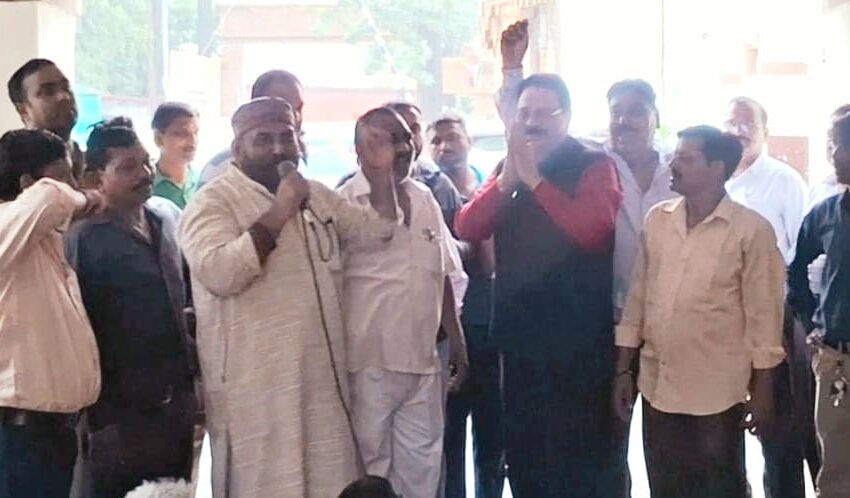  अशोक वर्मा ने सफाई कर्मचारी यूनियन के धरना स्थल पर पहुंचकर किया संबोधित