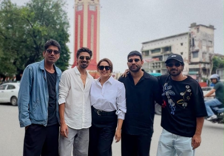  “बेबी डू डाई डू” की सुप्रसिद्ध अदाकारा फिल्म अभिनेत्री हुमा कुरैशी मीडिया से हुईं रु-बरूह, लाखों प्रशंसकों को कहा-शुक्रिया… शुक्रिया… शुक्रिया…