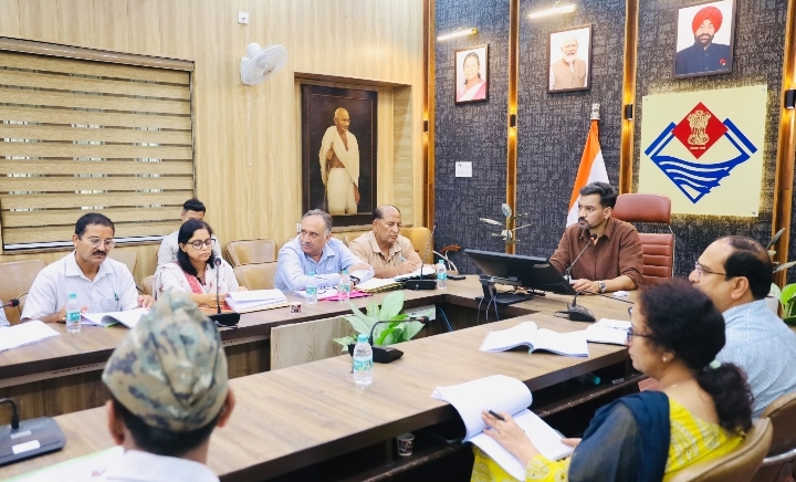  जिला चिकित्सालय के घटते राजस्व के कारणों की जांच कर विस्तृत रिपोर्ट प्रस्तुत करने के डीएम ने दिए निर्देश