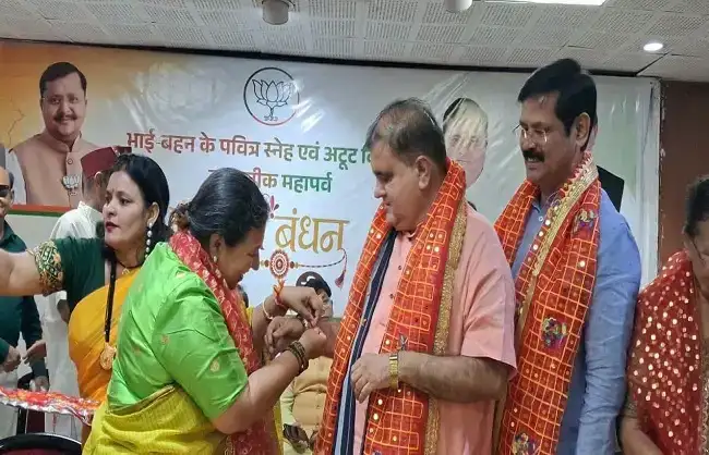  भाजपा महिला कार्यकर्ताओं ने प्रदेश अध्यक्ष को बांधी राखी