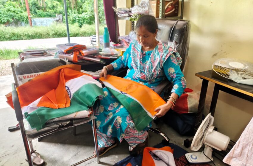 राष्ट्रीय ध्वज बनाकर समूह की महिलाएं राष्ट्रीय उत्सव में दे रही अपनी प्रतिभा का परिचय