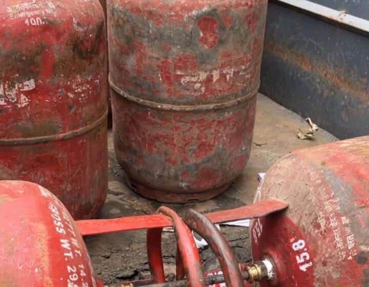  घरेलू गैस में अवैध कटौती का खुलासा, वितरण वाहन जब्त; दो कर्मचारियों समेत ऑर्डिनेंस गैस सेवा के खिलाफ मुकदमा दर्ज