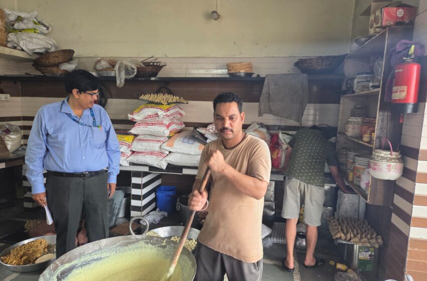  मा0 मुख्यमंत्री के निर्देशों के अनुपालन में शहर के प्रतिष्ठित प्रतिष्ठानों सहित मिठाई एवं डेयरी दुकानों पर जिला प्र्रशासन की ताबड़तोड़ छापेमारी, खाद्य पदार्थों के लिए गए सैंपल