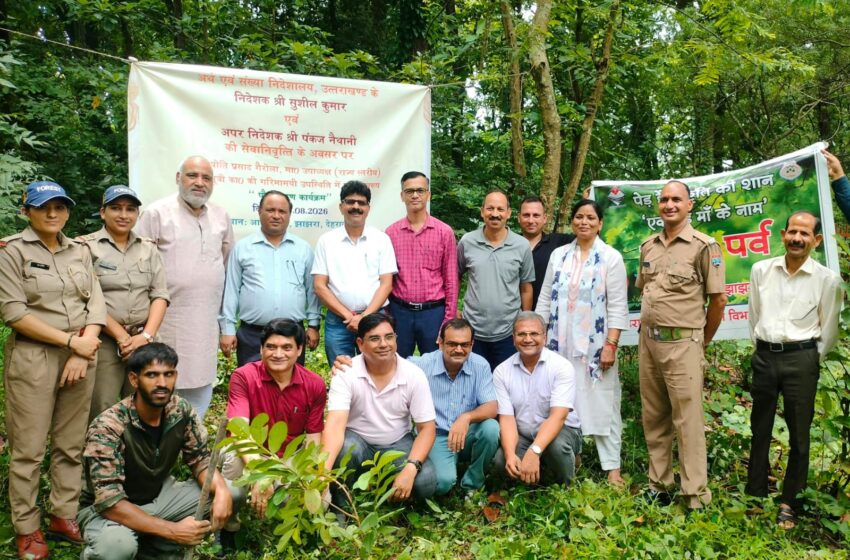  सेवानिवृत्ति के अवसर पर ‘एक पेड़ मां के नाम’ अभियान के तहत वृक्षारोपण