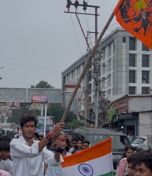  ‌घंटाघर से गूंजा देशभक्ति का जोश, टीम शिवम पंडित ने निकाली तिरंगा रैली
