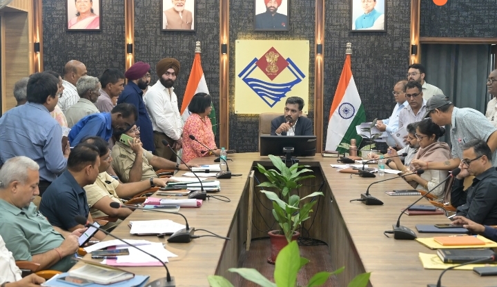  अतिक्रमण, अवैध फैक्ट्री और आपदा कार्यों में अनियमितता पर डीएम सख्त, अधिकारियों को दिए जांच के निर्देश