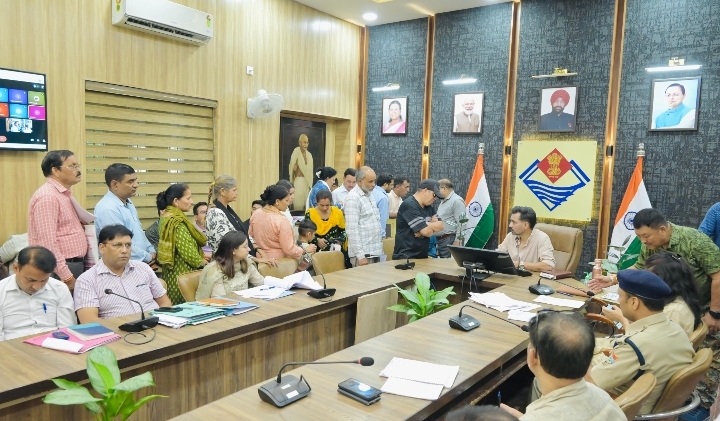  कलेक्ट्रेट में समाधान दिवस : 140 जनसमस्याएं प्रस्तुत, नाले पर कब्जे से लेकर पेंशन ठगी और संपत्ति विवादों पर डीएम के कड़े निर्देश