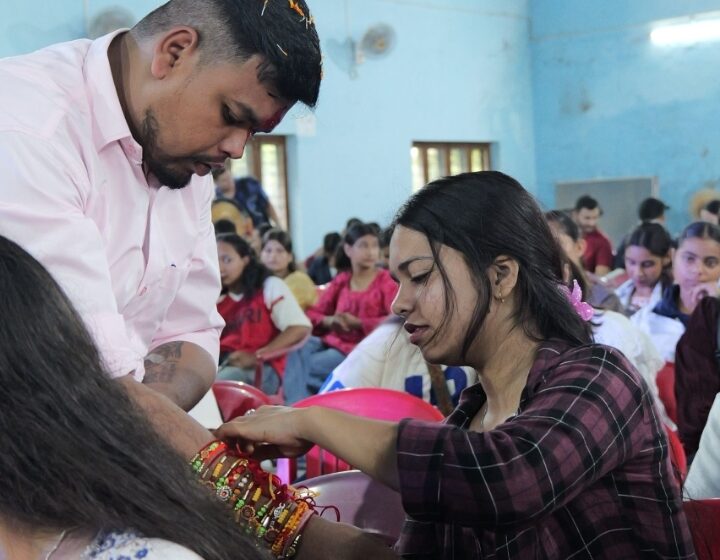  डीएवी पीजी कॉलेज में रक्षाबंधन समारोह, 250 से अधिक छात्राओं ने अमित सिंह (मोती) को बांधी राखी