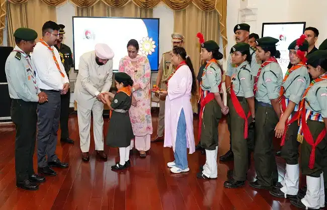  रक्षाबंधन पर लोक भवन में सजी देशभक्ति और सामाजिक सरोकारों की झलक