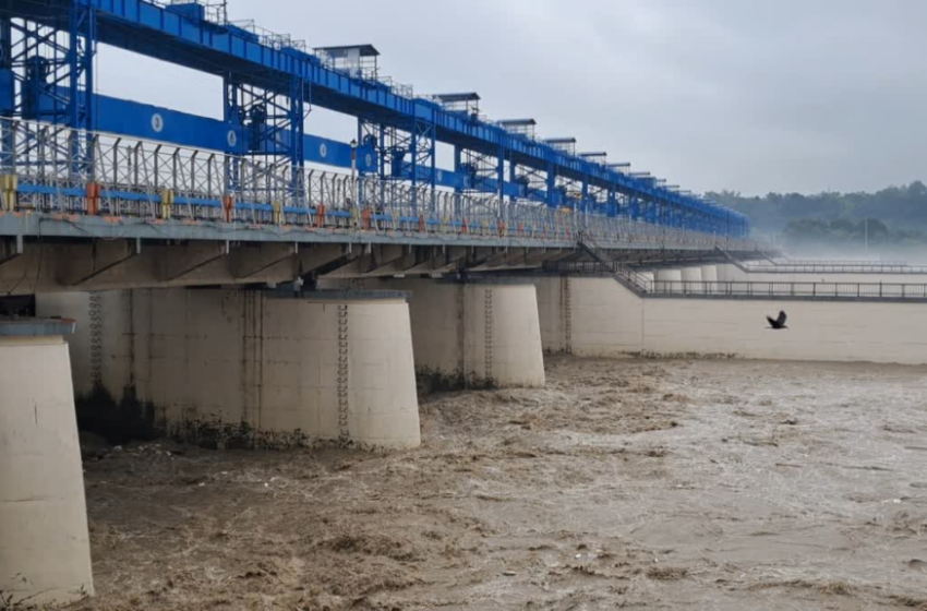  हरिद्वार में गंगा उफान पर, चेतावनी लेबल पर पहुंचा जलस्तर