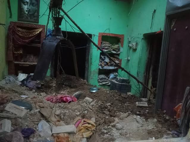  उत्तर प्रदेश के प्रतापगढ़ में मकान की छत ढही, एक ही परिवार के 6 लोगों की मौत