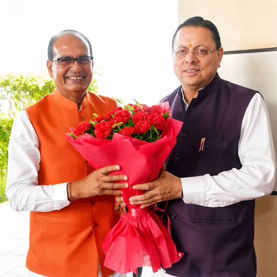  जौलीग्रांट एयरपोर्ट पर मुख्यमंत्री धामी ने शिवराज सिंह चौहान का किया स्वागत