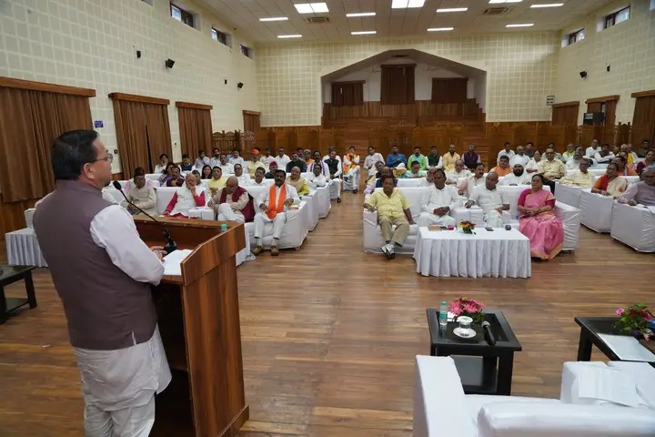  जनसमस्याओं के समाधान में सक्रिय भूमिका निभाएं दायित्वधारी : मुख्यमंत्री धामी