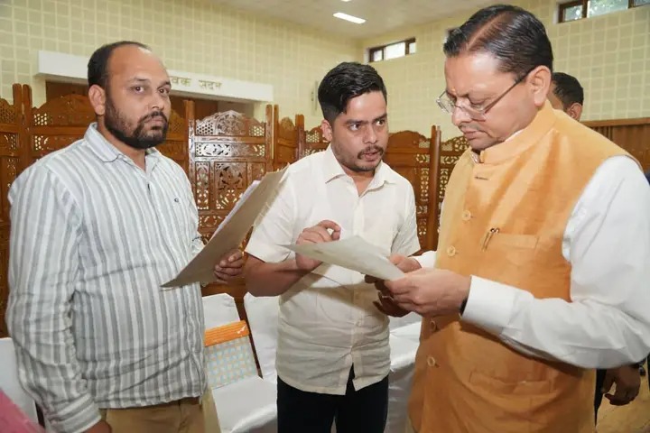  मुख्यमंत्री धामी ने सुनीं प्रदेशभर से आए लोगों की समस्याएं, अधिकारियों को त्वरित कार्रवाई के निर्देश