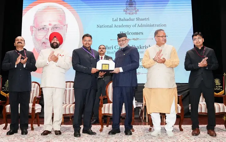  प्रशासन की वास्तविक परीक्षा चुनौतीपूर्ण परिस्थितियों में होती है : राज्यपाल