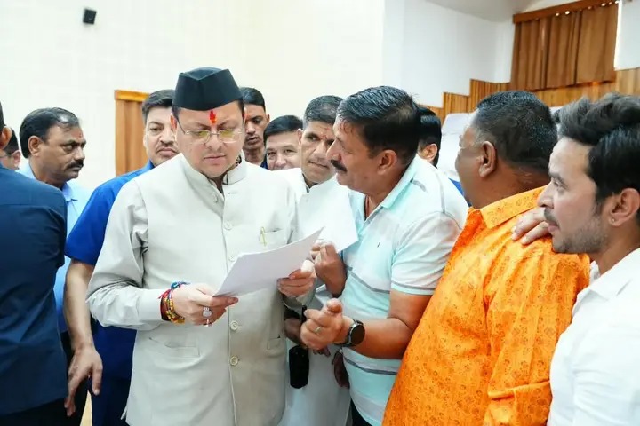  मुख्यमंत्री धामी ने सुनी समस्याएं,जरूरतमंदों को तत्काल सहायता के निर्देश