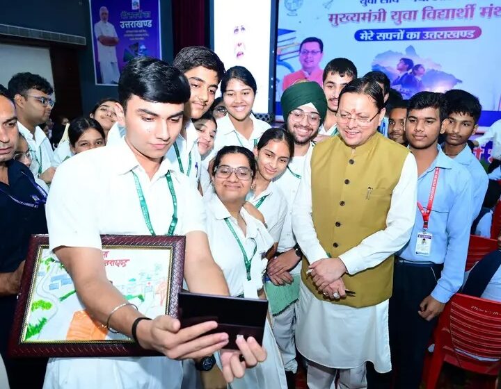  मुख्यमंत्री धामी ने विद्यार्थियों से किया संवाद, सुने विचार और सुझाव