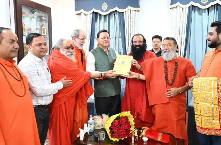  सीएम धामी को संतों ने दी जन्मदिन की बधाई, वैश्य समाज ने छात्रों को बांटी पुस्तकें