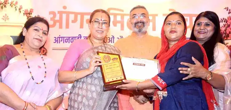  आंगनबाड़ी केंद्रों में बच्चों के भविष्य की नींव : रेखा आर्या