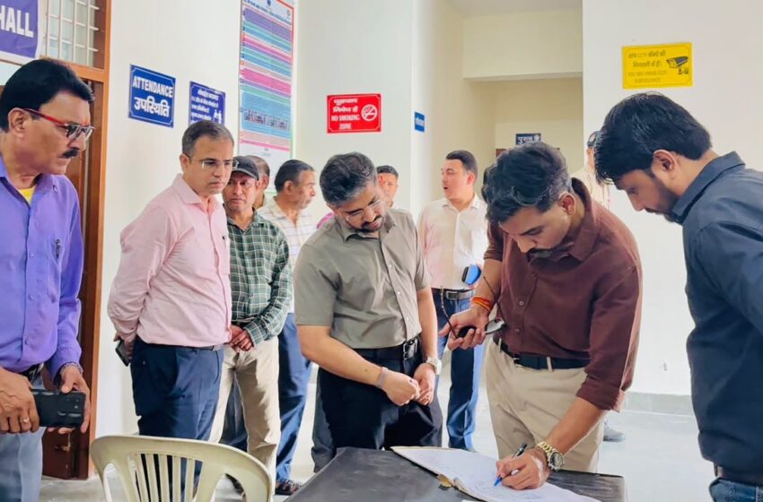 डीएम ने राजनीतिक दलों के प्रतिनिधियों के साथ ईवीएम वेयरहाउस का किया निरीक्षण