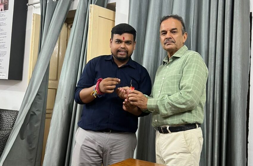  डीएवी पीजी कॉलेज में शिक्षक दिवस पर शिक्षकों को चॉकलेट देकर किया धन्यवाद