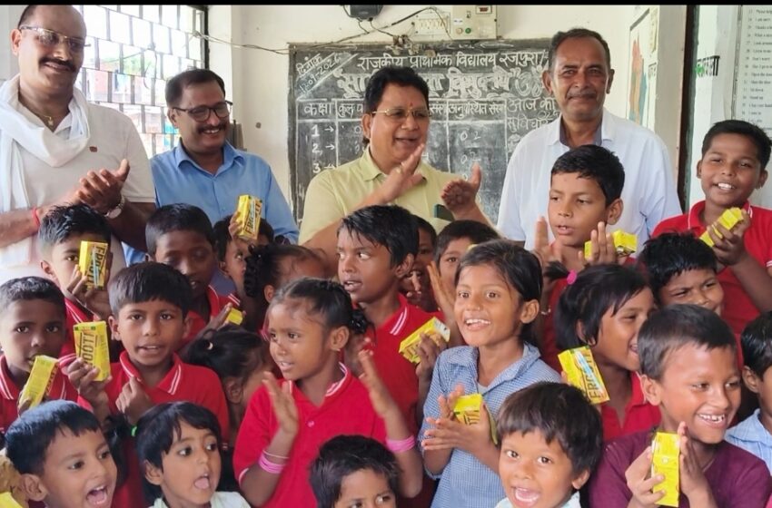  अपने जन्मदिवस पर शिक्षकों ने बच्चों को दी दावत
