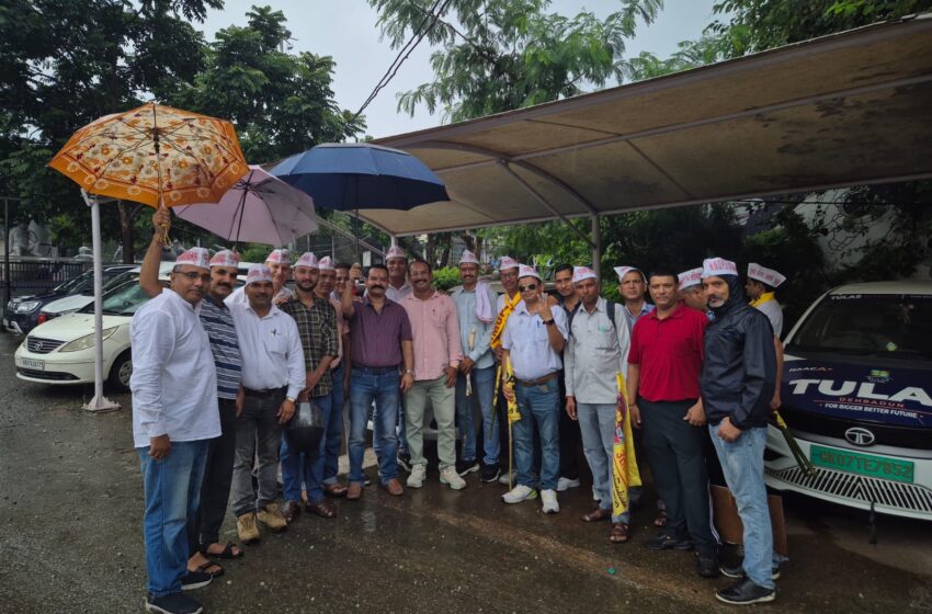  भारी बारिश में भी नहीं डिगा शिक्षकों का हौसला, TET और NPS के विरोध में मुख्यमंत्री आवास घेराव
