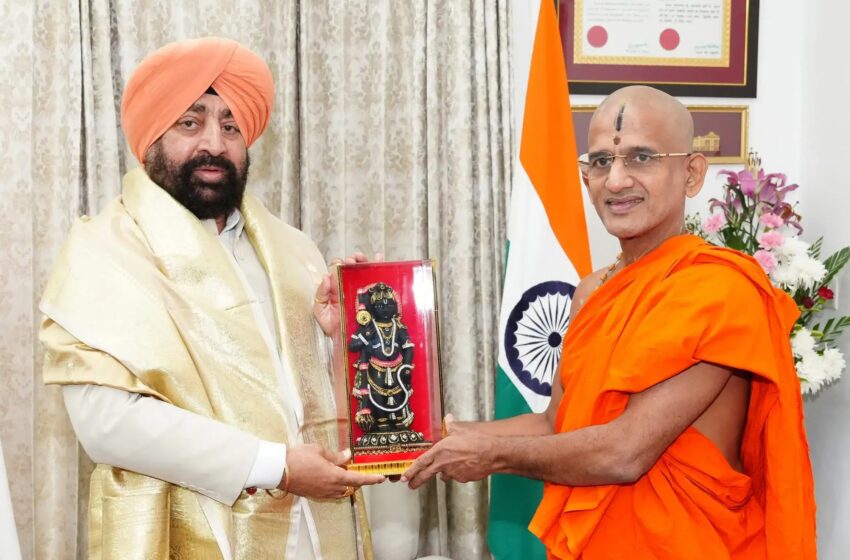  पेजावर मठ के पीठाधीश्वर श्री श्री विश्वप्रसन्न तीर्थ ने राज्यपाल से की शिष्टाचार भेंट