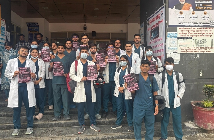  स्टाइपेंड बढ़ाने की मांग को लेकर देहरादून में एमबीबीएस इंटर्न्स का शांतिपूर्ण प्रदर्शन