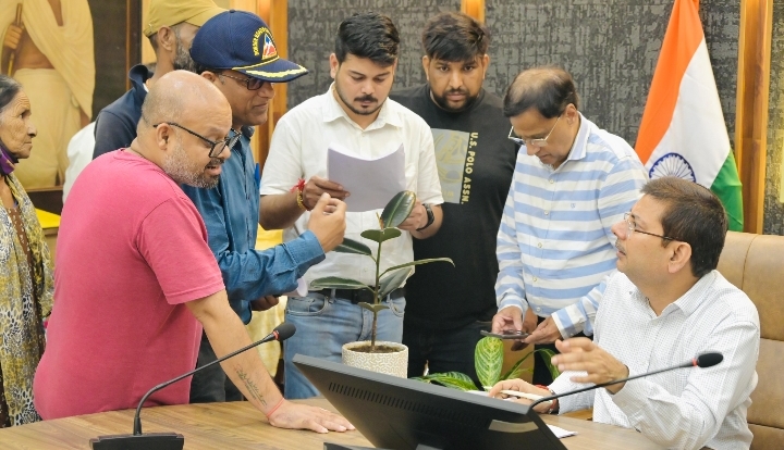  समाधान दिवस में 102 शिकायतें दर्ज, अधिकारियों को समयबद्ध निस्तारण के निर्देश