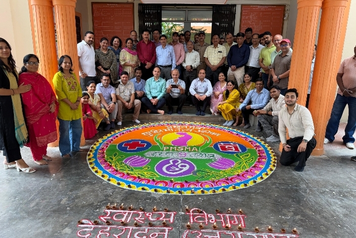  मुख्य चिकित्सा अधिकारी कार्यालय देहरादून में मनाया गया सेवा संकल्प अभियान, रंगोली बनाकर दीये जलाए