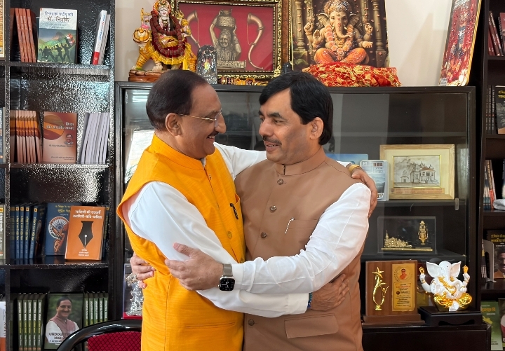  देश के पहले लेखक गाँव पहुँचे शाहनवाज हुसैन, डॉ. निशंक से मुलाकात में ताजा हुईं युवा मोर्चा के दिनों की स्मृतियाँ