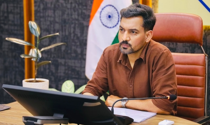  पारिवारिक परिस्थितियों के कारण कोई भी बालिका शिक्षा से न रहे वंचित : डीएम