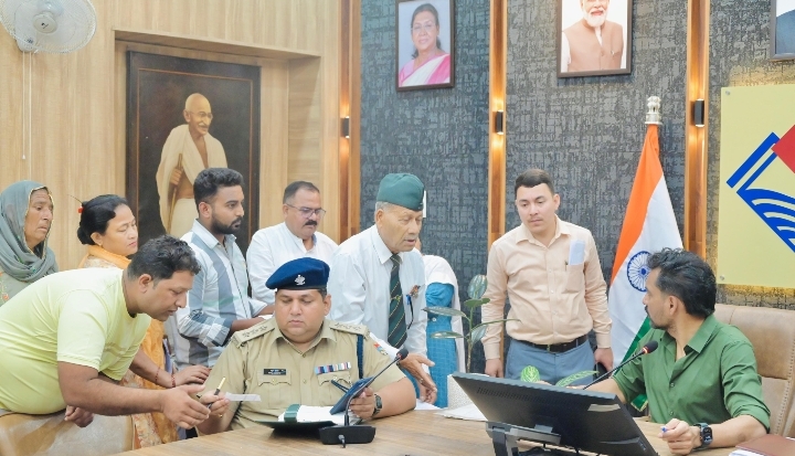  वरिष्ठ नागरिकों की शिकायतों को गंभीरता से लेते हुए सुरक्षा एवं नियमानुसार कार्रवाई के निर्देश