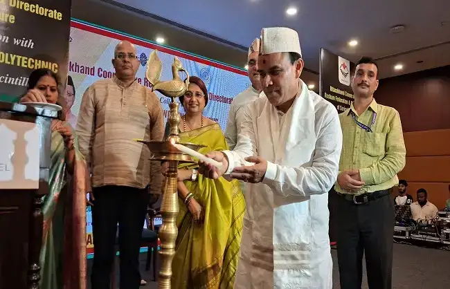  सिल्क एक्सपो में रेशमी परिधानों ने खींचा लोगों का ध्यान, सवा करोड़ से अधिक की हुई बिक्री