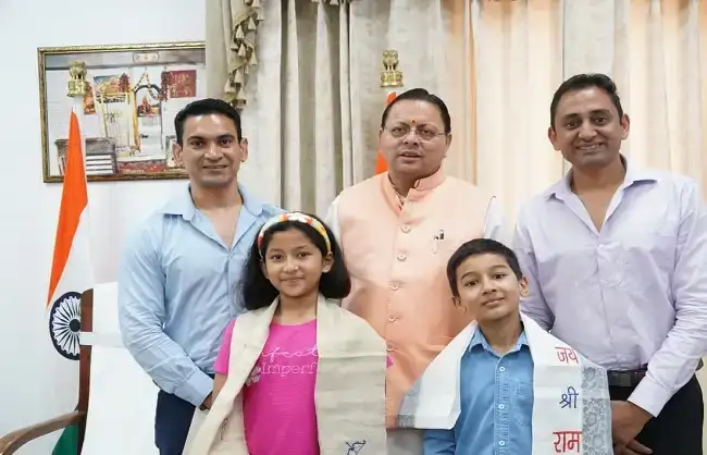 उत्तराखंड का गौरव बढ़ाने वाले नन्हे पर्वतारोही रियांश और प्रिशा को मुख्यमंत्री ने दी शाबाशी