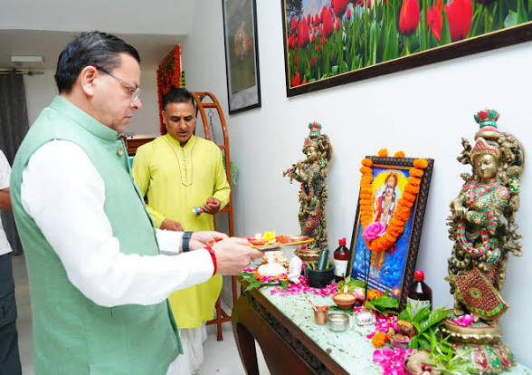  आयुर्वेद दिवस पर मुख्यमंत्री धामी ने भगवान धन्वन्तरि की पूजा-अर्चना की