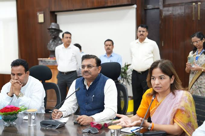  मुख्य सचिव ने देवप्रयाग के मेधावी विद्यार्थियों से किया संवाद