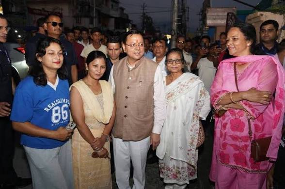  प्रोटोकॉल से इतर लोगों के बीच पहुंचे धामी, बच्चों से की बातचीत