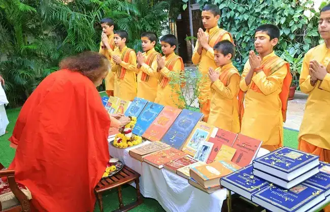  परमार्थ गुरुकुल में शास्त्र पूजन के साथ नई पीढ़ी को संस्कारों से जोड़ने का आह्वान