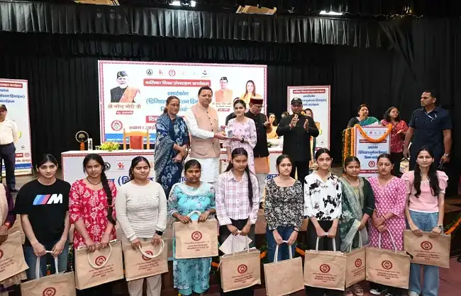  मुख्यमंत्री ने 149 मेधावी बालिकाओं को स्मार्टफोन देकर सम्मानित किया