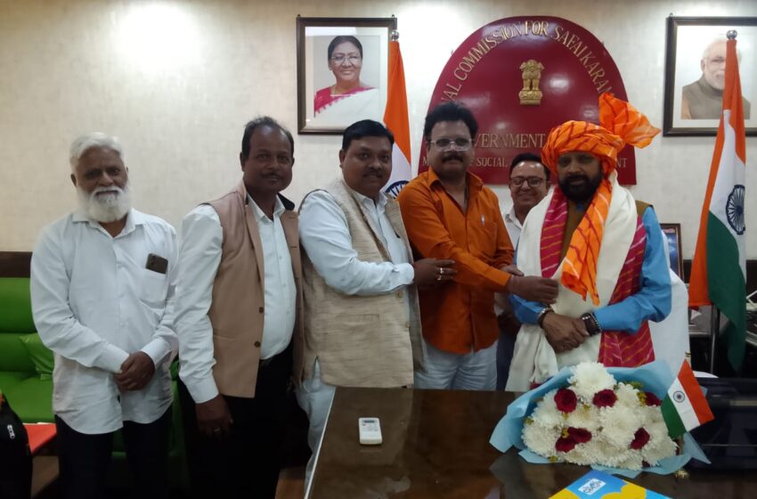  राष्ट्रीय सफाई कर्मचारी आयोग के चेयरमैन भगवत प्रसाद मकवाना से मिला अखिल भारतीय अनुसूचित जाति युव जन समाज का प्रतिनिधिमंडल, सफाई कर्मचारियों की समस्याओं के समाधान पर हुई चर्चा